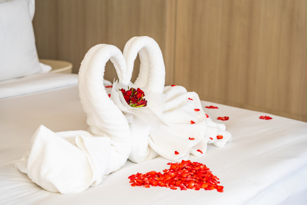 swan-towel-bed-with-red-rose-flower-petals_74190-10396.jpg